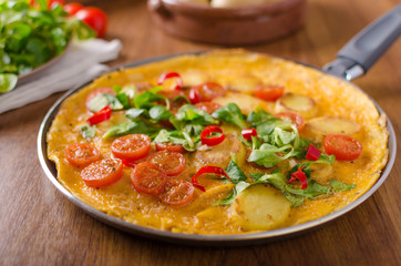 Frittata with tomatoes, herbs and chilli
