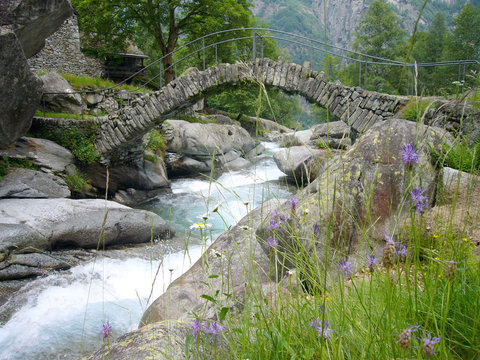 Steinbogenbrücke im Val Calnègia, Vallemaggia, Tessin