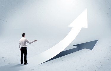 Obraz premium Arrow pointing up with standing salesman