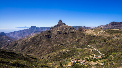 In den Bergen von Gran Canaria mit Blick auf den Roque Bentayga sowie auf Teneriffa am Horizont