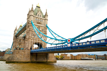Fototapeta na wymiar london tower in bridge and the cloudy sky