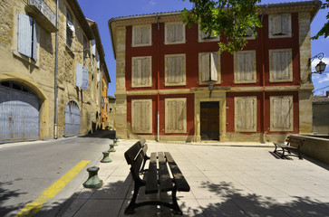 Obraz premium Place de repos à Cadenet (84160), département du Vaucluse en région Provence-Alpes-Côte d’Azur, France