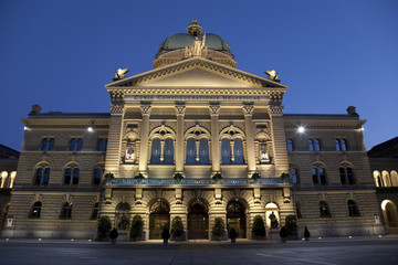 Obraz premium Bundeshauser, Swiss Federal Assembly (1902), Bern, Switzerland illuminating at night