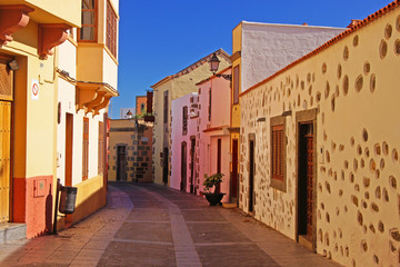 Häuserzeile in Agüimes auf Gran Canaria - obrazy, fototapety, plakaty