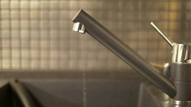 4k Sink dripping leaky kitchen faucet wasting water