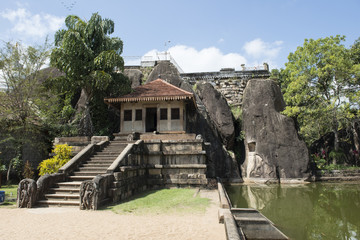 Templo de Isumunuriya Vihara en Anuradhapura, Sri Lanka.
