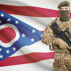Fototapeta premium Soldier with machine gun and USA state flag on background - Ohio