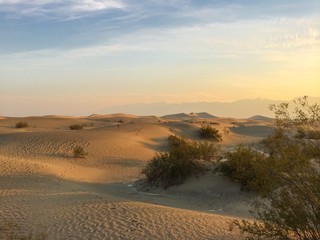 Fototapeta na wymiar Sonnenaufgang in den Mesquite Sand Dunes, Death Valley Nationalpark