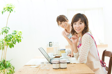 パソコンを使う女性