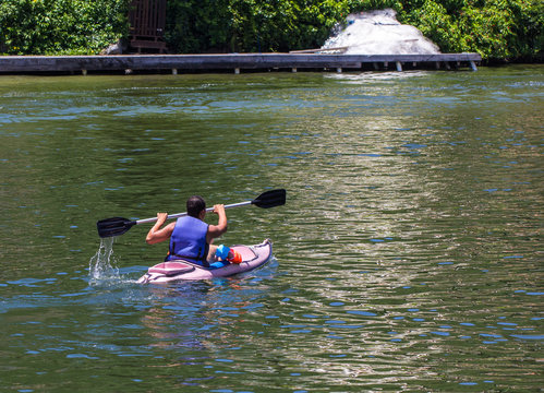 Pai e filho no caiaque.