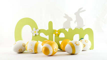 Ostern-Schriftzug mit Ostereiern