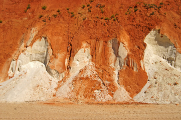 Rote Felsen am portugiesischen Strand