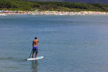 Remando no mar.