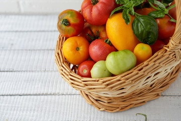 Fototapeta na wymiar ripe tomatoes mix in basket