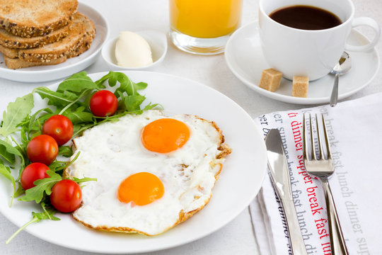 Breakfast idea with fried eggs and vegetables