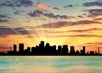 Obraz premium Silhouette of the beautiful scenery of the city