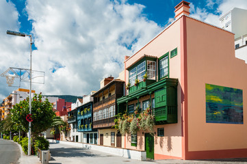 Balkonhäuser in der Avenida Maritima in Santa Cruz  La Palma, Kanaren, Spanien © majonit
