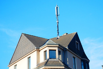 Mobilfunkantenne auf Hausdach