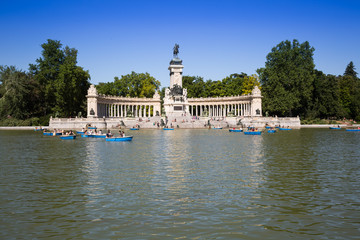 Fototapeta na wymiar Monument to Alfonso XII in the Parque del Buen Retiro 