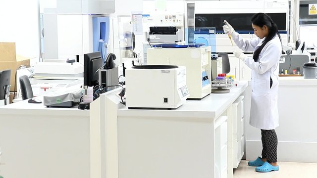 woman working in the modern medical laboratory