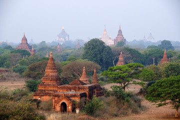 pagody i stupy w Bagan o poranku