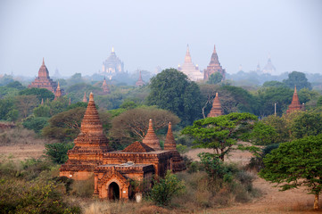 pagody i stupy w Bagan o poranku © sly10000