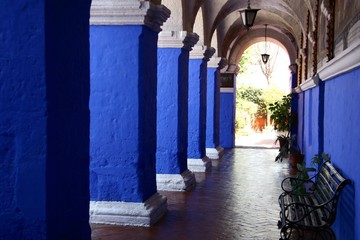 Säulengang im Kloster Santa Catalina in Arequipa, Peru © andigia