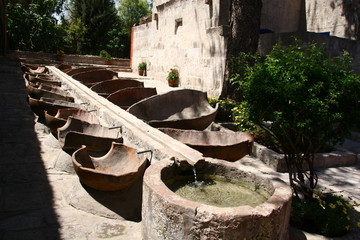 Waschtröge im Kloster Santa Catalina in Arequipa, Peru © andigia