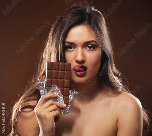 Обожает шоколад и шоколадных сучек