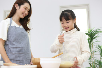 料理を作る親子