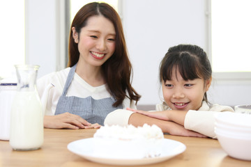 料理を作る親子