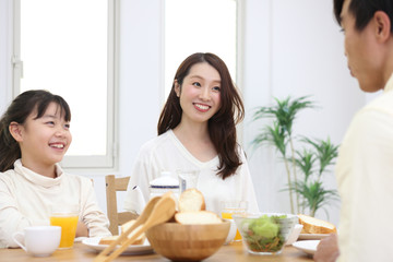 朝食を食べる家族