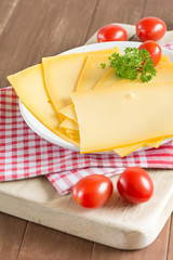 K&auml;sescheiben auf einem Holzbrett