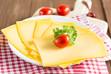 Käsescheiben auf einem Holzbrett