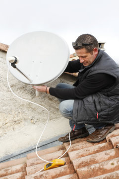 INSTALLATION, POINTAGE ET REGLAGE D'UNE PARABOLE PAR UN ANTENNISTE 