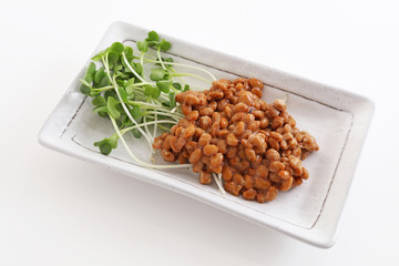 小皿に入れた納豆