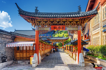 Porte en bois traditionnelle chinoise, la vieille ville de Lijiang, Chine