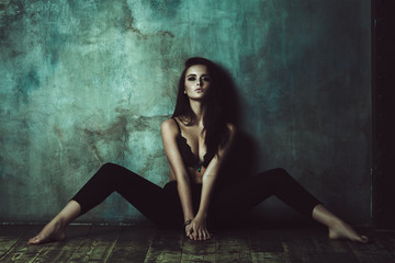 Obraz na płótnie Canvas Vogue Style Fashion Woman Posing On Floor