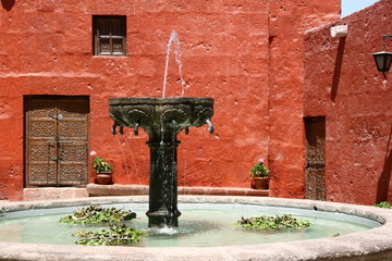 Brunnen im Kloster Santa Catalina in Arequipa, Peru © andigia