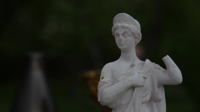 Greek statue without hands, without the pitcher statue, the statue on the street, a white statue of a woman, a Greek statue without hands