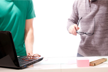 Absprachen am Tisch, Team in die kreative Sitzung