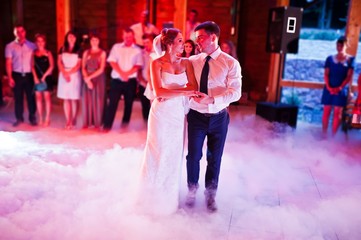 Amazing first wedding dance on heavy smoke