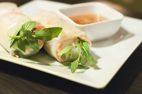 Fresh spring rolls with sauce