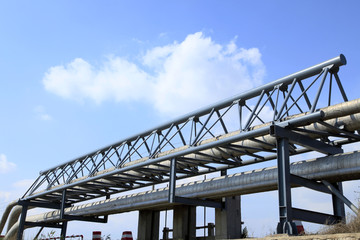 Obraz premium Oil field scene, oil pipelines and facilities