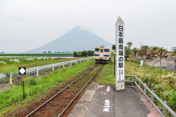 Bahnhof Nishi-Oyama / japanischer Bahnhof auf dem Land