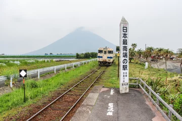 Lichtdoorlatende rolgordijnen zonder boren Treinstation Nishi-Oyama Station / Japans treinstation op het platteland