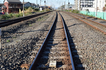 Fototapeta na wymiar 常磐線の線路（複線）／茨城県で常磐線の線路（複線）を撮影した写真です。JR佐貫駅近く（牛久駅方面）の踏切から撮影した写真です。