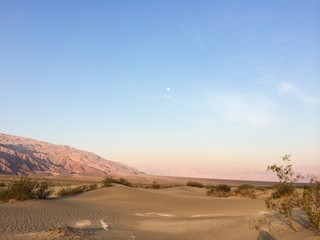 Fototapeta na wymiar Sonnenaufgang in den Mesquite Sand Dunes nahe Stovepipe Wells im Death Valley Nationalpark