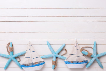 Fototapety  Granica z dekoracyjnych łodzi żaglowych i elementów morskich na drewnie
