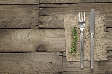Festtafel mit Messer und Gabel auf edlem Holz
